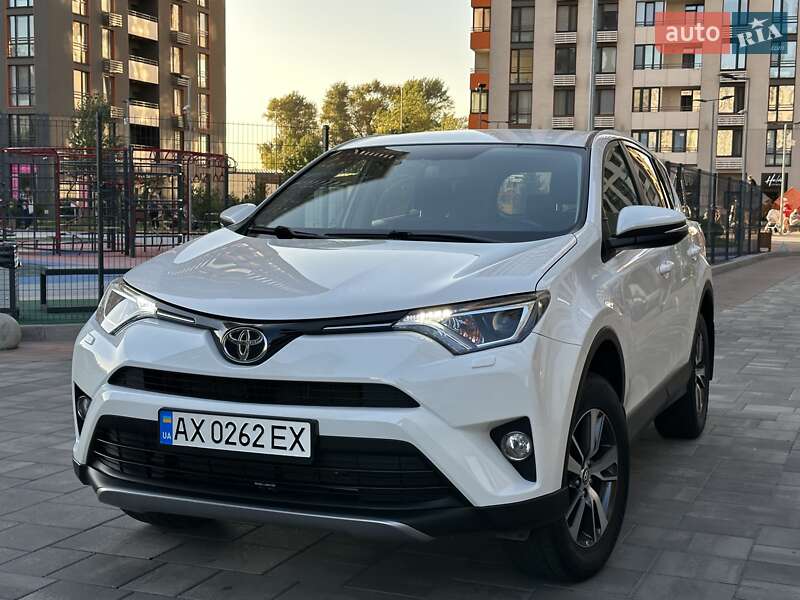 Внедорожник / Кроссовер Toyota RAV4 2017 в Киеве