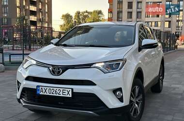 Внедорожник / Кроссовер Toyota RAV4 2017 в 