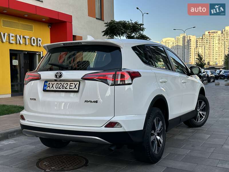 Внедорожник / Кроссовер Toyota RAV4 2017 в Киеве