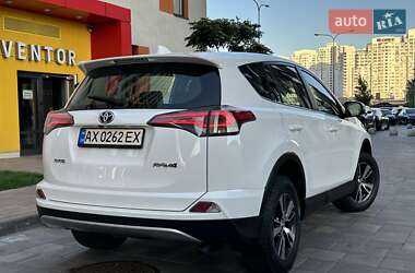 Внедорожник / Кроссовер Toyota RAV4 2017 в 