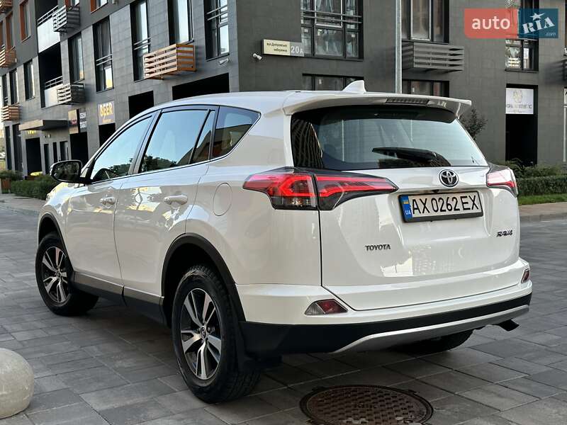 Внедорожник / Кроссовер Toyota RAV4 2017 в Киеве