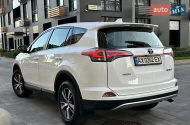 Внедорожник / Кроссовер Toyota RAV4 2017 в 