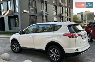 Внедорожник / Кроссовер Toyota RAV4 2017 в 