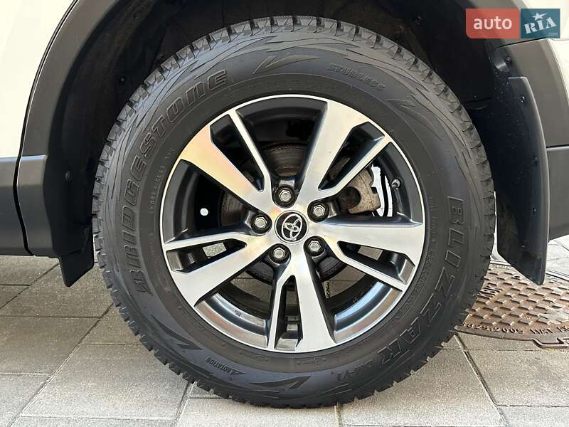 Внедорожник / Кроссовер Toyota RAV4 2017 в Киеве
