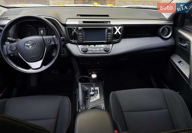 Позашляховик / Кросовер Toyota RAV4 2016 в Харкові