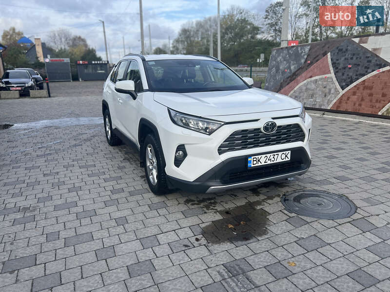 Внедорожник / Кроссовер Toyota RAV4 2019 в Ровно