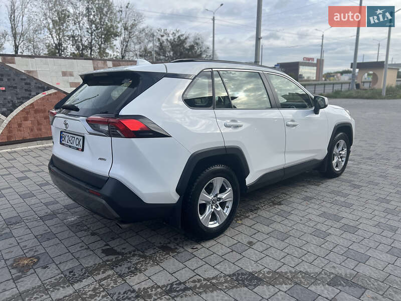 Внедорожник / Кроссовер Toyota RAV4 2019 в Ровно