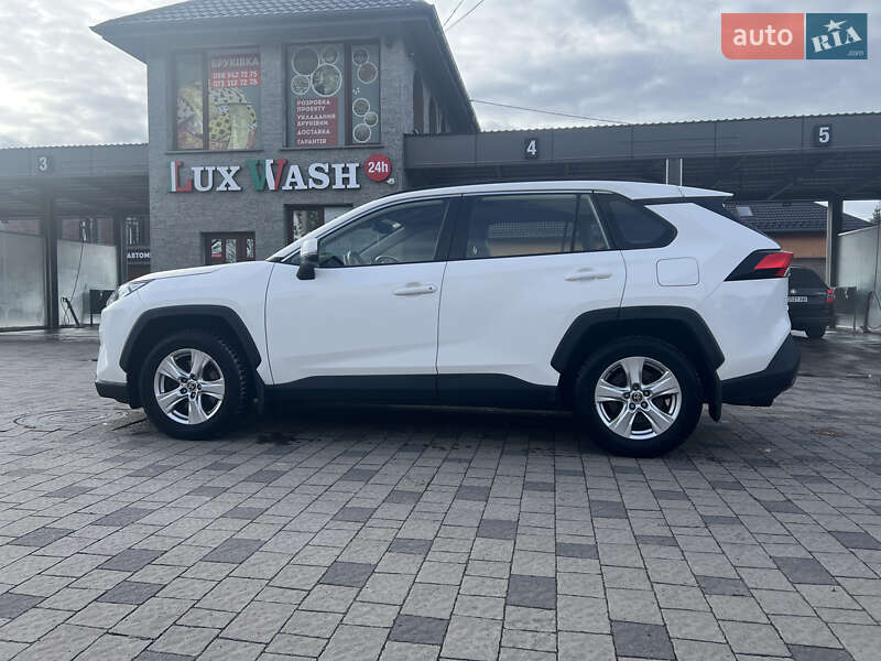 Внедорожник / Кроссовер Toyota RAV4 2019 в Ровно