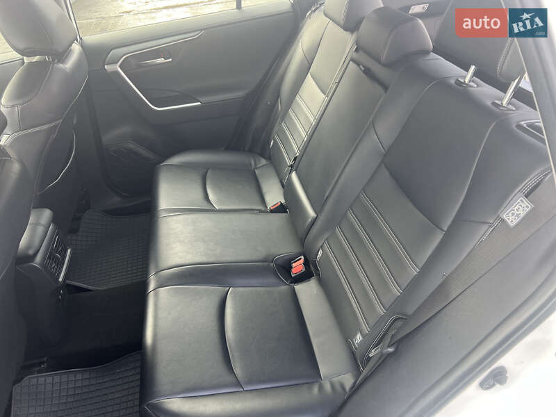 Внедорожник / Кроссовер Toyota RAV4 2019 в Ровно