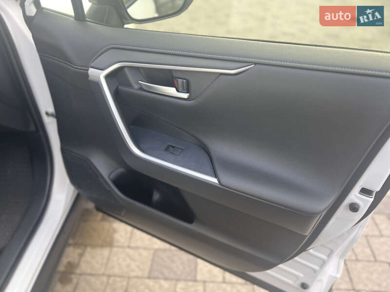 Внедорожник / Кроссовер Toyota RAV4 2019 в Ровно