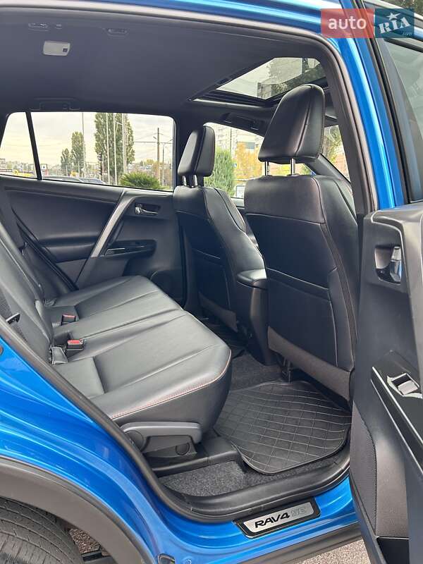 Позашляховик / Кросовер Toyota RAV4 2017 в Харкові