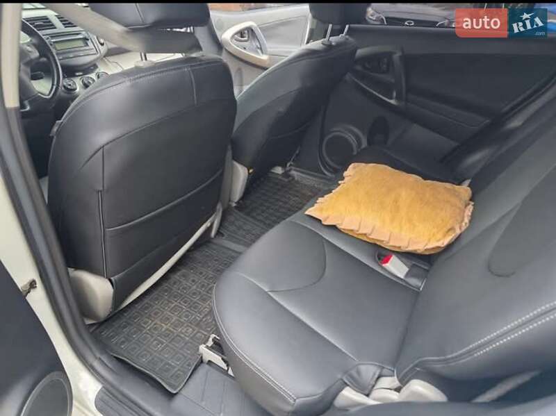 Внедорожник / Кроссовер Toyota RAV4 2012 в Шостке