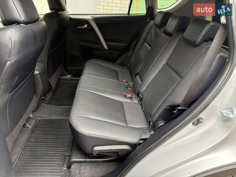 Внедорожник / Кроссовер Toyota RAV4 2015 в Днепре