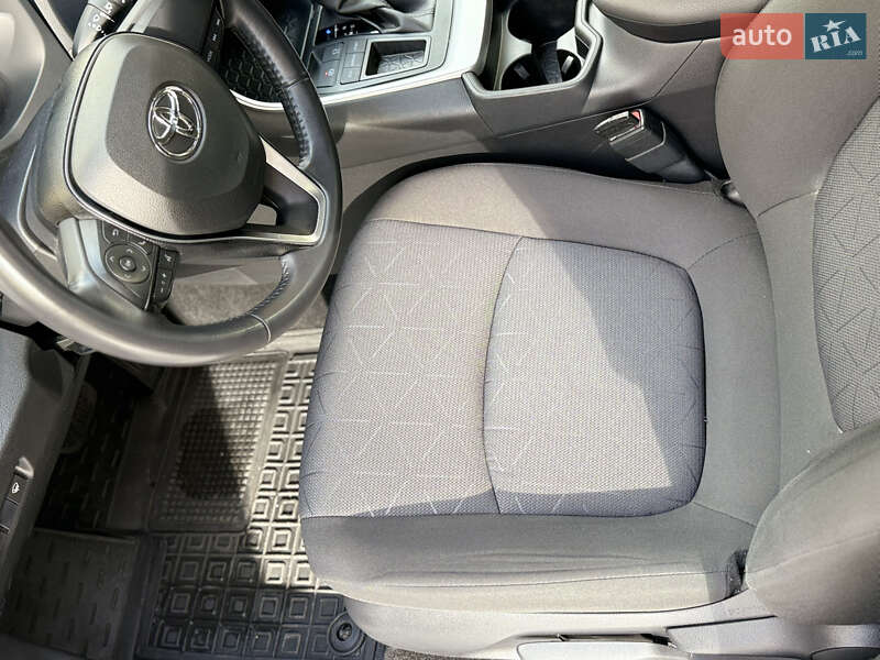 Внедорожник / Кроссовер Toyota RAV4 2019 в Киеве