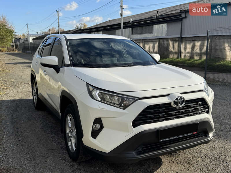 Внедорожник / Кроссовер Toyota RAV4 2021 в Киеве