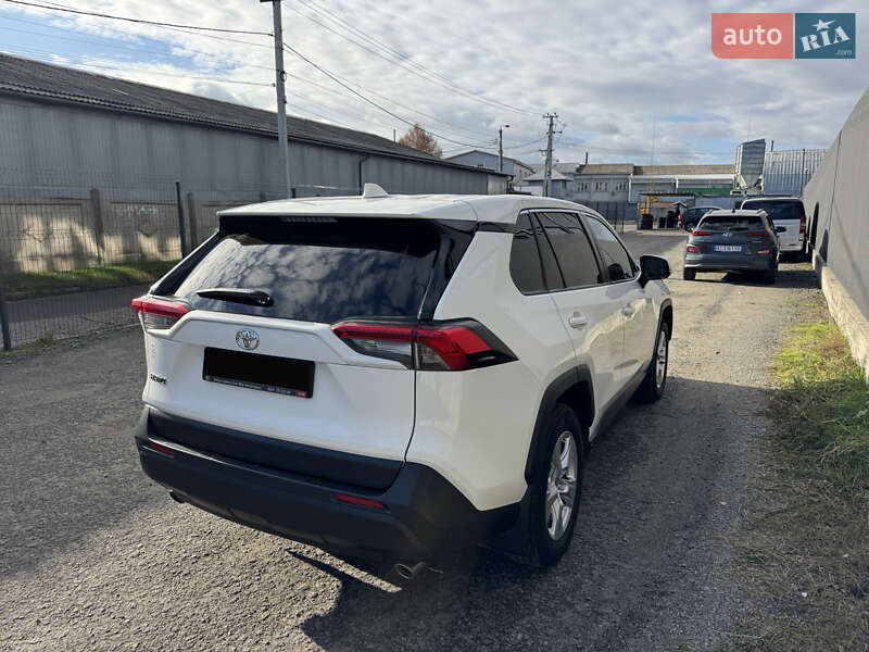 Внедорожник / Кроссовер Toyota RAV4 2021 в Киеве