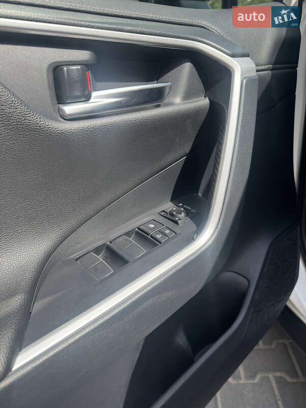 Внедорожник / Кроссовер Toyota RAV4 2018 в Киеве