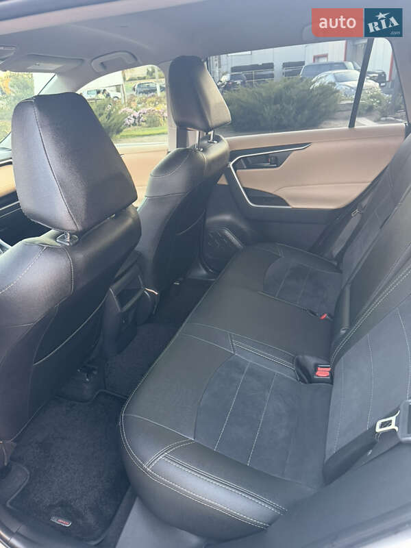 Внедорожник / Кроссовер Toyota RAV4 2019 в Днепре