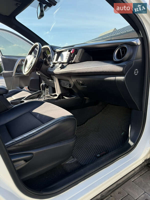 Внедорожник / Кроссовер Toyota RAV4 2017 в Кременчуге