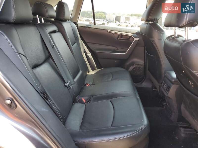 Внедорожник / Кроссовер Toyota RAV4 2020 в Киеве