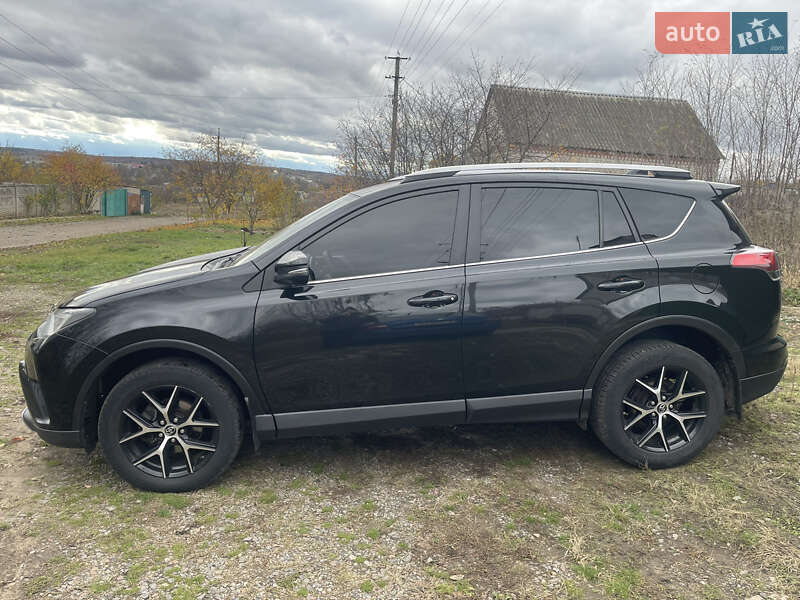 Внедорожник / Кроссовер Toyota RAV4 2017 в Новой Водолаге