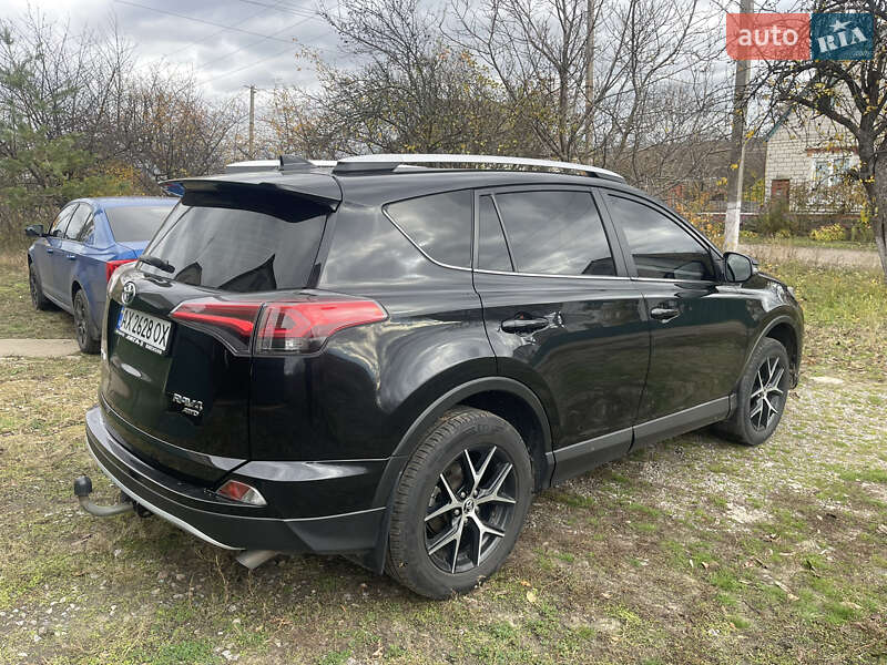 Внедорожник / Кроссовер Toyota RAV4 2017 в Новой Водолаге