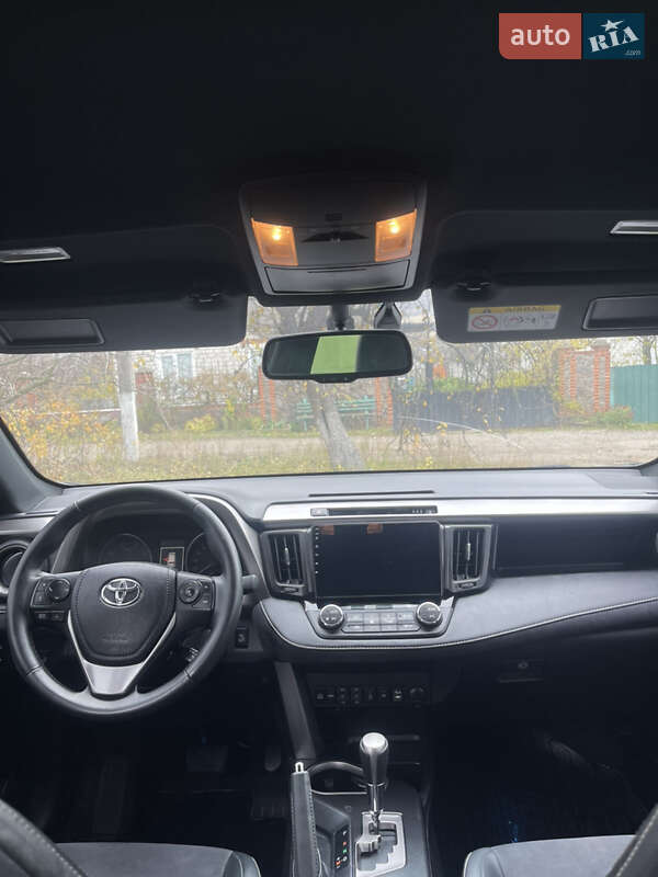 Внедорожник / Кроссовер Toyota RAV4 2017 в Новой Водолаге