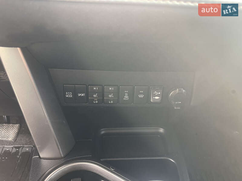 Внедорожник / Кроссовер Toyota RAV4 2017 в Новой Водолаге