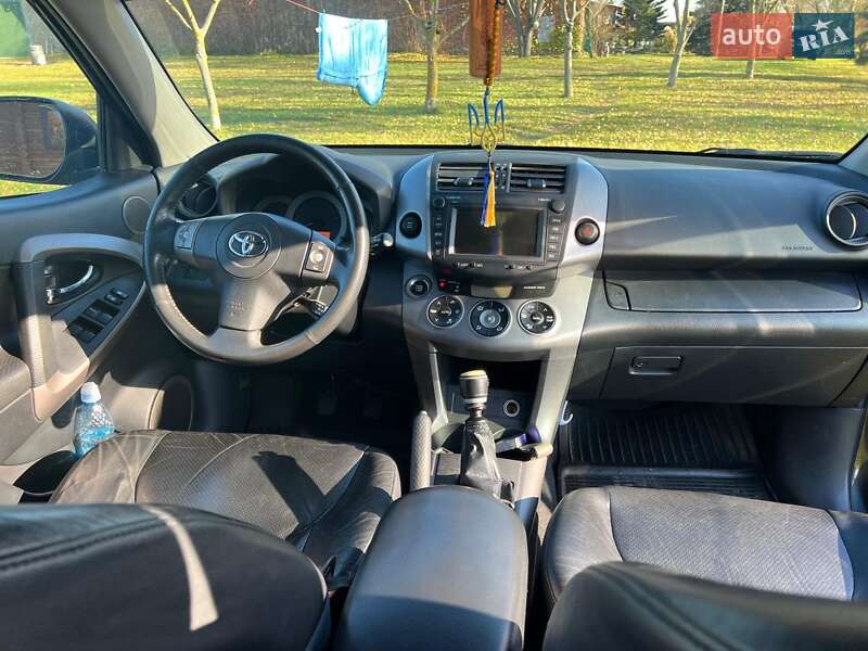 Позашляховик / Кросовер Toyota RAV4 2006 в Новояворівську