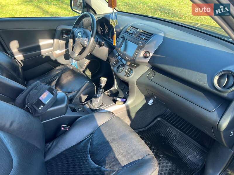 Позашляховик / Кросовер Toyota RAV4 2006 в Новояворівську