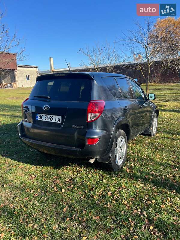 Позашляховик / Кросовер Toyota RAV4 2006 в Новояворівську