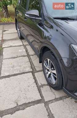 Внедорожник / Кроссовер Toyota RAV4 2016 в Ровно