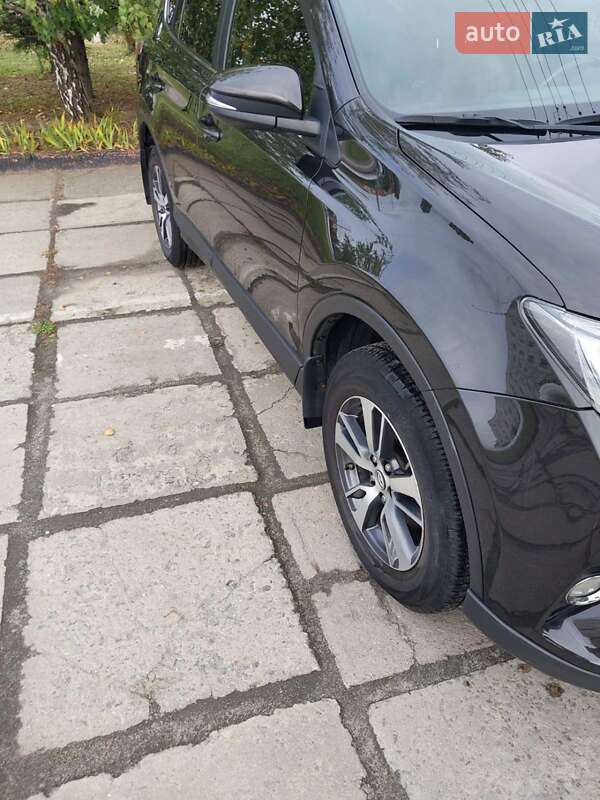 Внедорожник / Кроссовер Toyota RAV4 2016 в Ровно