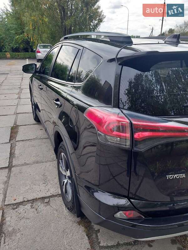 Внедорожник / Кроссовер Toyota RAV4 2016 в Ровно