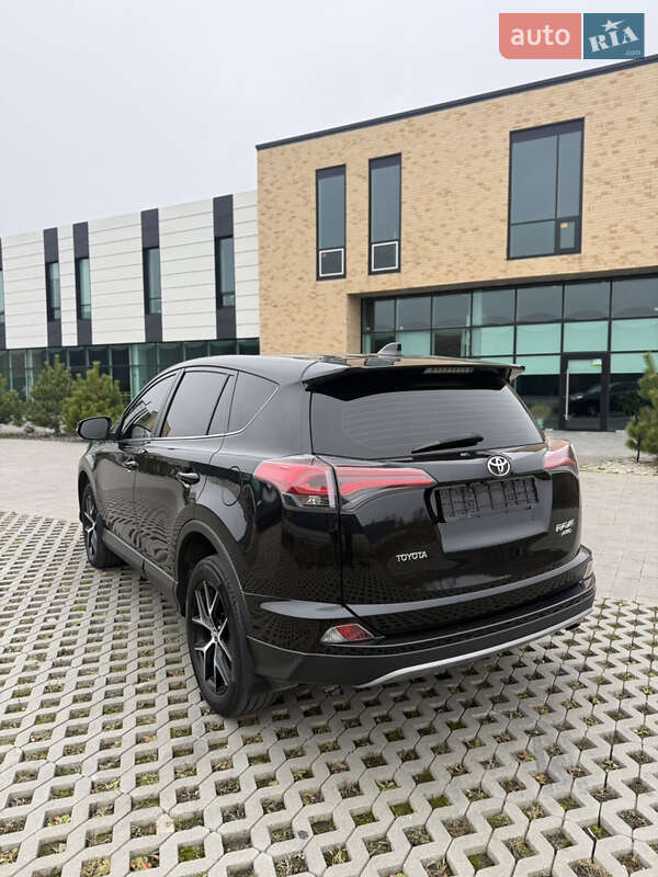 Внедорожник / Кроссовер Toyota RAV4 2017 в Хмельницком
