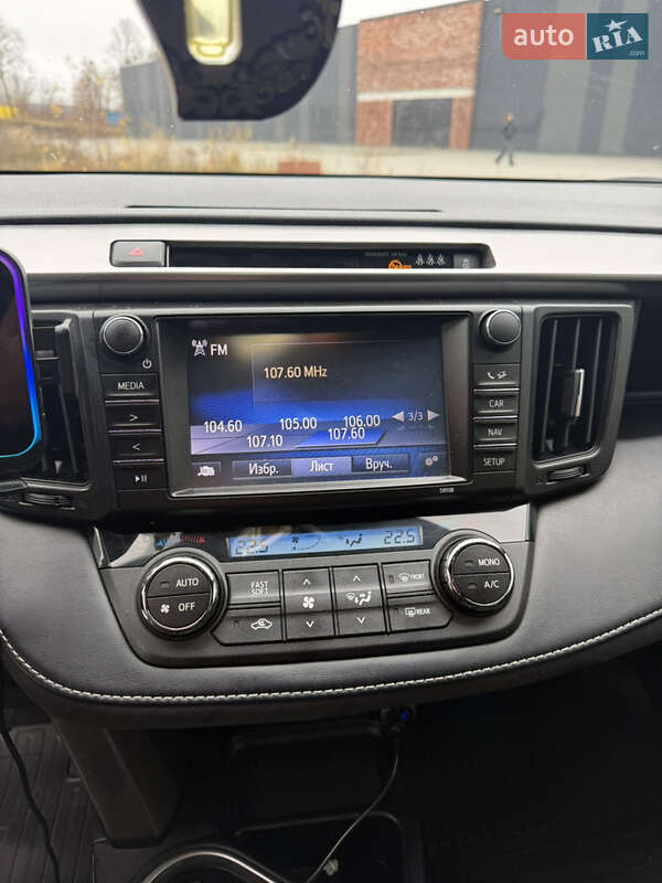 Внедорожник / Кроссовер Toyota RAV4 2017 в Хмельницком