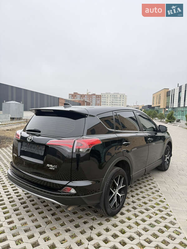 Внедорожник / Кроссовер Toyota RAV4 2017 в Хмельницком