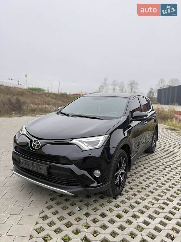Внедорожник / Кроссовер Toyota RAV4 2017 в Хмельницком