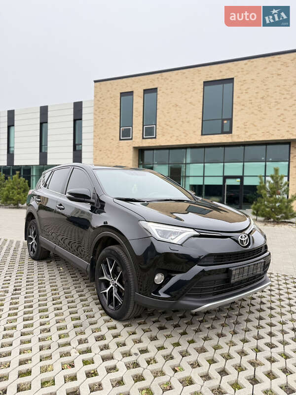 Внедорожник / Кроссовер Toyota RAV4 2017 в Хмельницком