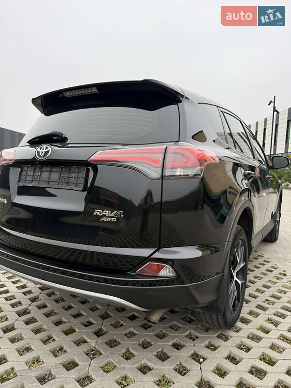 Внедорожник / Кроссовер Toyota RAV4 2017 в Хмельницком
