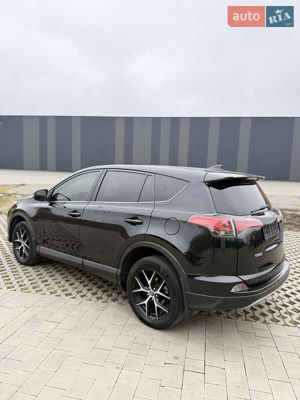 Внедорожник / Кроссовер Toyota RAV4 2017 в Хмельницком
