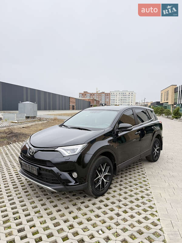 Внедорожник / Кроссовер Toyota RAV4 2017 в Хмельницком