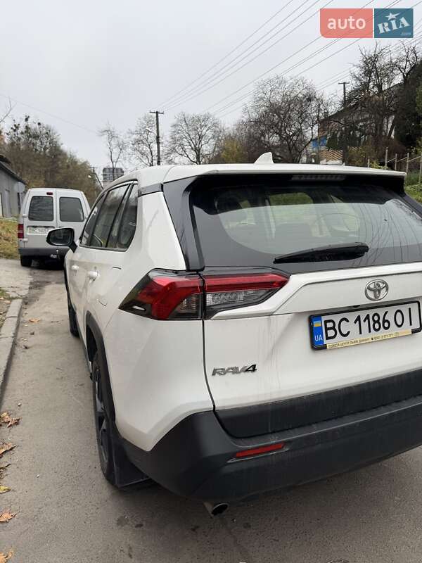 Позашляховик / Кросовер Toyota RAV4 2020 в Львові