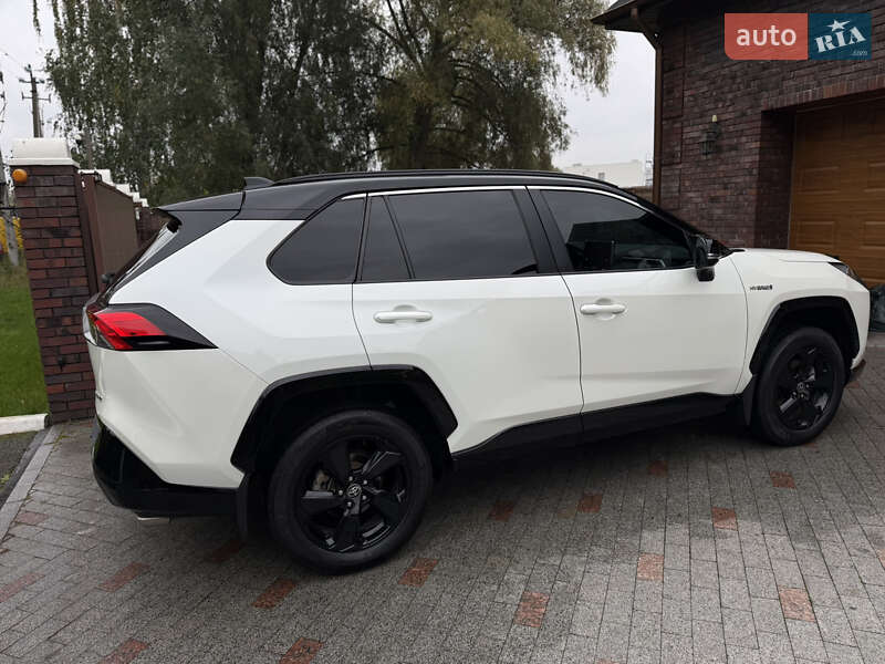 Внедорожник / Кроссовер Toyota RAV4 2021 в Киеве
