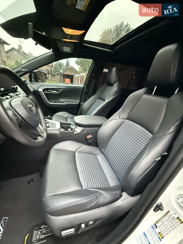 Внедорожник / Кроссовер Toyota RAV4 2021 в Киеве