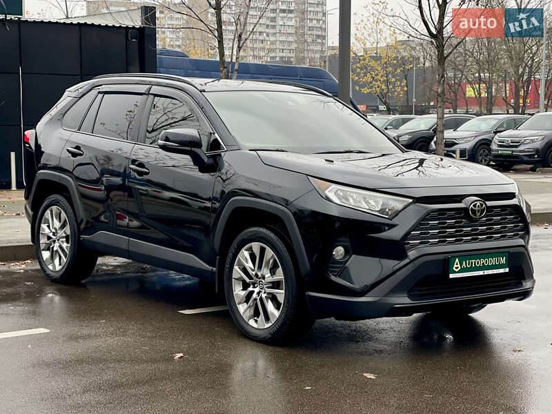 Внедорожник / Кроссовер Toyota RAV4 2019 в Киеве