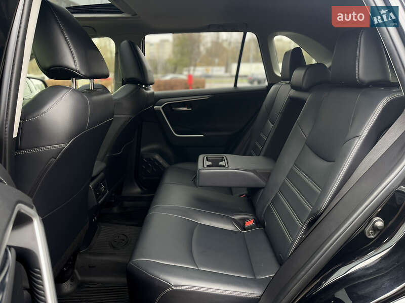 Внедорожник / Кроссовер Toyota RAV4 2019 в Киеве