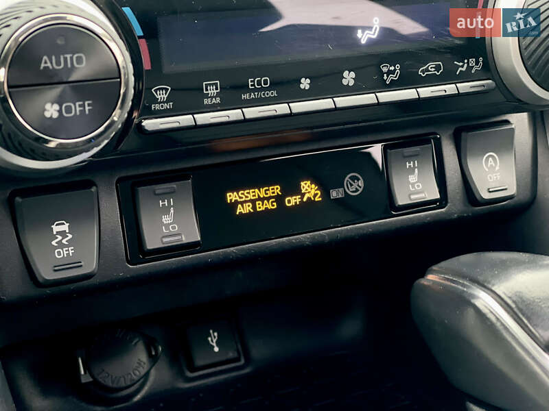 Внедорожник / Кроссовер Toyota RAV4 2019 в Киеве