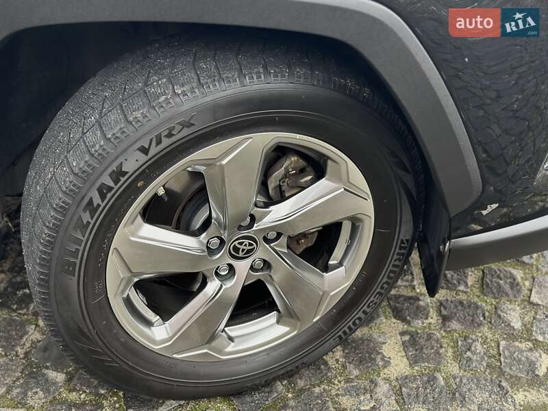 Внедорожник / Кроссовер Toyota RAV4 2021 в Днепре