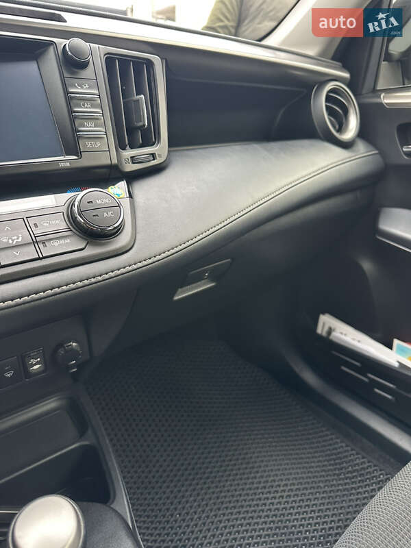 Внедорожник / Кроссовер Toyota RAV4 2018 в Хмельницком